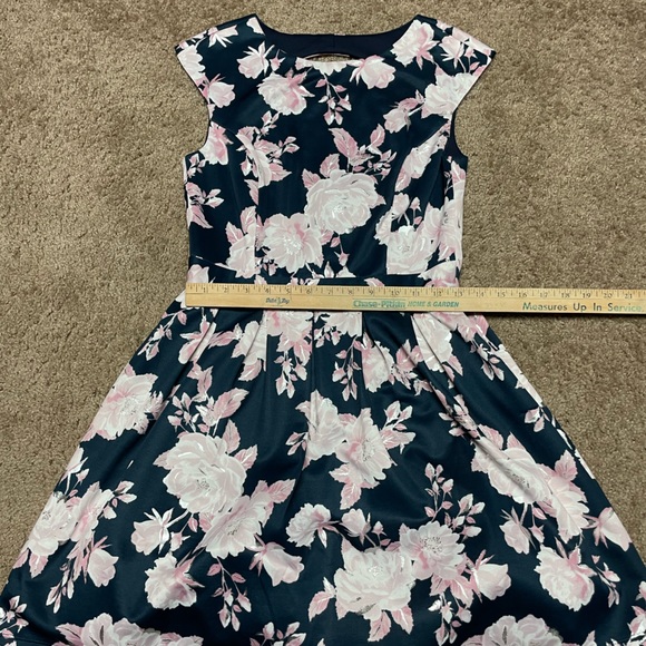 EMERALD SUNDAE FLORAL DRESS WITH KEYHOLE BACK. SIZE MEDIUM. LIKE NEW. - Picture 5 of 11